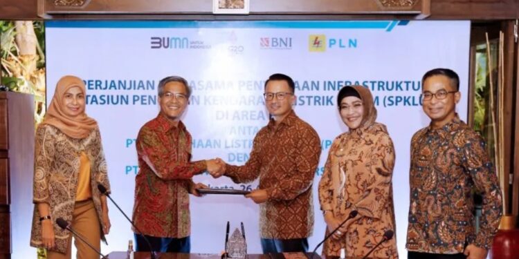 Penandatanganan Perjanjian Kerja Sama (PKS) Penyediaan Infrastruktur SPKLU di Area BNI di Jakarta, Selasa (26/04/2022). (MASAPNEWS/ANT/HO-BNI)