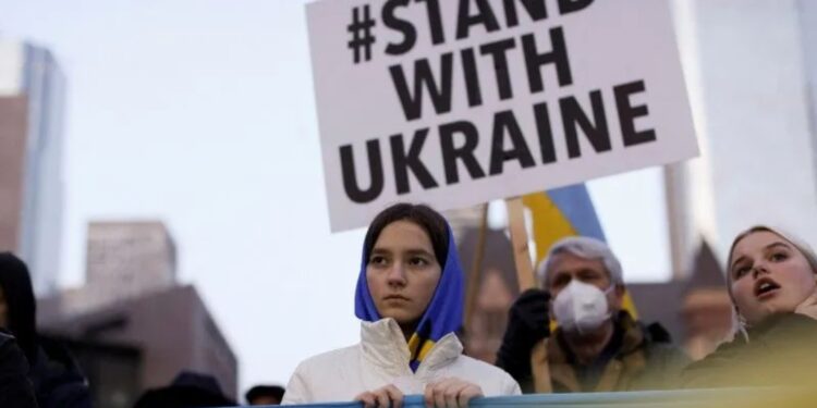 Warga menghadiri penyalaan lilin bagi Ukraina pada Sabtu Suci Ortodok, di Nathan Phillips Square di Toronto, Ontario, Kanada, Sabtu (23/4/2022). (MASAPNEWS/ANT)