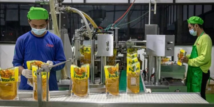 Pekerja mengontrol kualitas kemasan minyak goreng di dalam pabrik pengolahan minyak kelapa sawit (Crude Palm Oil) PT Berkah Sumber Emas Terang disela pantauan Tim Satgas Pangan Polda Jawa Tengah dan Forkopimda Kota Semarang di Semarang, Jawa Tengah, Selasa (29/3/2022). (MASAPNEWS/ANT)