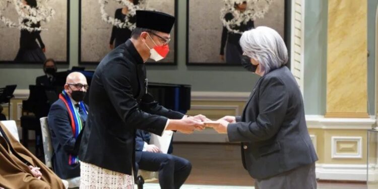 Duta Besar RI untuk Kanada Daniel Simanjuntak menyerahkan surat kepercayaan kepada Gubernur Jenderal Kanada Mary Simon pada Rabu (27/4/2022). (MASAPNEWS/ANT/HO-KBRI Ottawa)