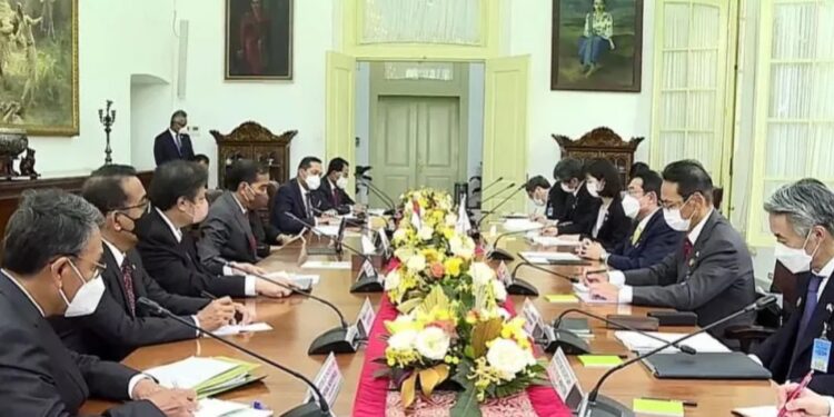 Tangkapan layar suasana pertemuan bilateral RI-Jepang yang dipimpin Presiden Joko Widodo dan Perdana Menteri Kishida Fumio di Istana Kepresidenan Jakarta, Jumat (29/4/2022). (MASAPNEWS/ANT)