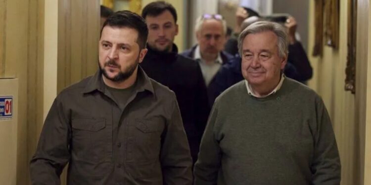 Presiden Ukraina Volodymyr Zelenskyy (kiri) dan Sekjen PBB Antonio Guterres (kanan) berjalan menuju ruang konferensi pers bersama di tengah invasi Rusia ke Ukraina yang terus berlanjut, di Kiev, Ukraina, Kamis (28/4/2022). (MASAPNEWS/ANT)