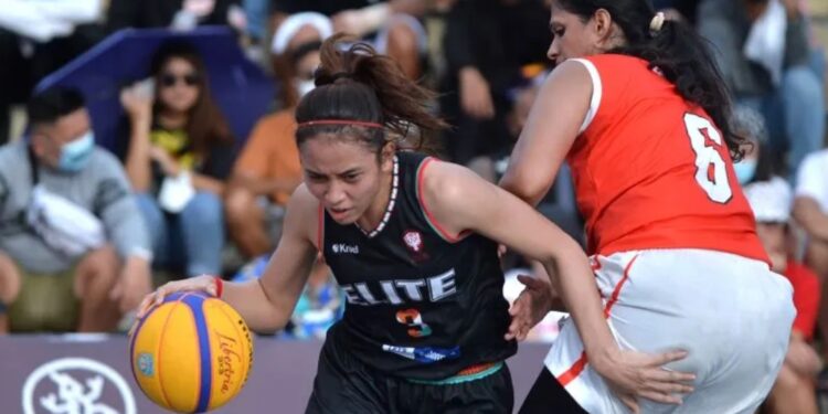 Pebasket tim Elite Indonesia Dewa Ayu Made Sriartha (kiri) berusaha melewati hadangan pebasket tim Delhi 3BL India Raspreet Sidhu (kanan) saat pertandingan perebutan tempat ketiga ABL 3x3 International Champions Cup 2022 di kawasan Kuta, Badung, Bali, Minggu (17/4/2022). Elite Indonesia yang diperkuat para pemain Timnas bola basket 3x3 putri Indonesia yang dipersiapkan untuk SEA Games Hanoi, Vietnam berhasil menjadi juara ketiga ABL 3x3 International Champions Cup 2022 setelah mengalahkan Delhi 3BL dengan skor 17-6. (MASAPNEWS/ANT)