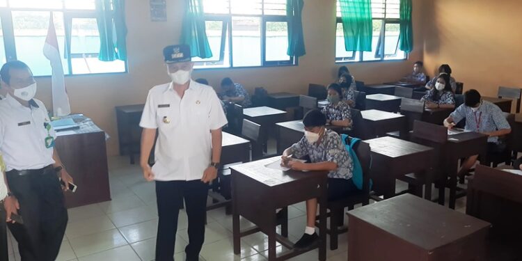 Bupati Gumas, Jaya Samaya Monong meninjau langsung pelaksanaan ujian sekolah di SMPN 1 Kurun, Rabu (20/4/2022). (Foto : MASAPNEWS/GCM)