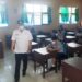 Bupati Gumas, Jaya Samaya Monong meninjau langsung pelaksanaan ujian sekolah di SMPN 1 Kurun, Rabu (20/4/2022). (Foto : MASAPNEWS/GCM)