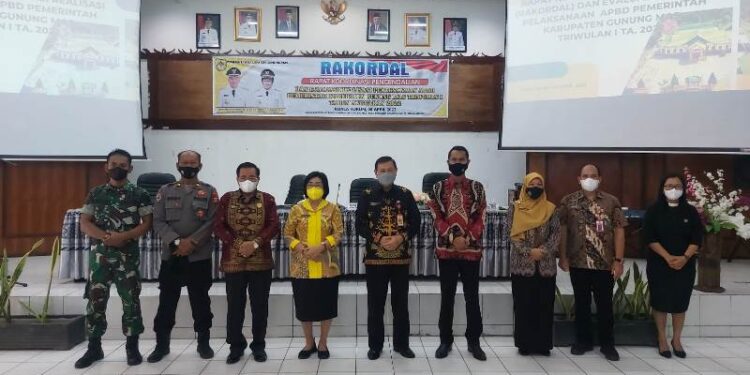 Ketua DPRD Kabupaten Gumas Akerman Sahidar (ketiga dari kiri) dan lainnya berfoto bersama usai pembukaan rakordal di aula Bappedalitbang setempat, Jumat (8/4/2022). (Foto : Diskominfosantik Kabupaten Gumas)