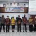 Ketua DPRD Kabupaten Gumas Akerman Sahidar (ketiga dari kiri) dan lainnya berfoto bersama usai pembukaan rakordal di aula Bappedalitbang setempat, Jumat (8/4/2022). (Foto : Diskominfosantik Kabupaten Gumas)