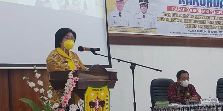 Wakil Bupati Gumas Efrensia L.P Umbing membacakan sambutan Bupati Jaya S Monong, saat membuka Rakordal dan Evaluasi Realisasi Pelaksanaan APBD Triwulan I Tahun Anggaran 2022, di aula Bappedalitbang, Jumat (8/4/2022). (Foto : Diskominfosantik Kabupaten Gumas)