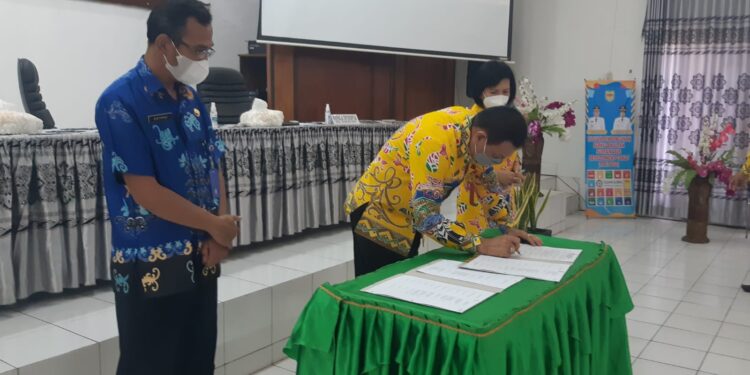 Sekda Kabupaten Gumas Yansiterson saat menandatangani kesepakatan bersama penanganan tindak kekerasan terhadap perempuan dan anak, di aula Bappedalitbang setempat, Kamis (21/4/2022). (MASAPNEWS/HY)