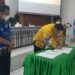 Sekda Kabupaten Gumas Yansiterson saat menandatangani kesepakatan bersama penanganan tindak kekerasan terhadap perempuan dan anak, di aula Bappedalitbang setempat, Kamis (21/4/2022). (MASAPNEWS/HY)