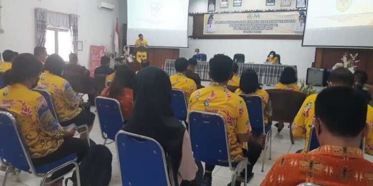 Sekda Gumas Yansiterson saat menyampaikan sambutan Bupati Jaya S Monong pada acara FPK2PA di aula Bappedalitbang setempat, Kamis (21/4/2022). (MASAPNEWS/HY)
