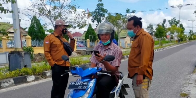Kasatresnarkoba Polres Gumas Iptu Budi Utomo bersama anggota saat berada di jalan Brigjen Katamso untuk melaksanakan percepatan vaksinasi, Kamis (21/4/2022). (IST)