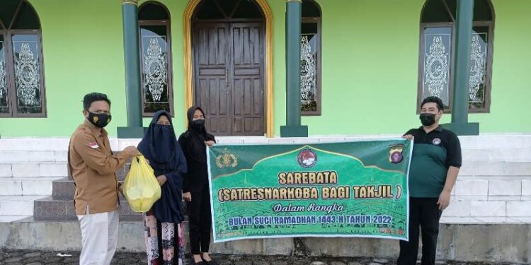Personel Satresnarkoba Polres Gumas menyerahkan takjil kepada jamaah Masjid Ar Raihan di Kelurahan Tampang Tumbang Anjir Kecamatan Kurun, yang akan berbuka puasa bersama, Kamis (21/4/2022). (Foto : Polres Gumas)