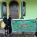 Personel Satresnarkoba Polres Gumas menyerahkan takjil kepada jamaah Masjid Ar Raihan di Kelurahan Tampang Tumbang Anjir Kecamatan Kurun, yang akan berbuka puasa bersama, Kamis (21/4/2022). (Foto : Polres Gumas)