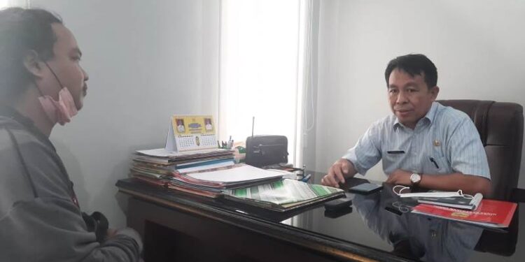 Kepala DPU Kabupaten Gumas, Baryen (kanan) memberi keterangan kepada awak media di ruang kerjanya, Jumat (22/4/2022). (MASAPNEWS/GCM)