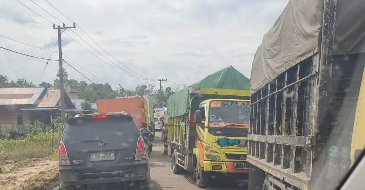 Kendaraan umum roda empat dan beberapa truk angkutan antre di jalan trans Kalimantan di wilayah Kecamatan Kurun, Kabupaten Gumas, Senin (25/4/2022). (MASAPNEWS/HY)