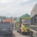 Kendaraan umum roda empat dan beberapa truk angkutan antre di jalan trans Kalimantan di wilayah Kecamatan Kurun, Kabupaten Gumas, Senin (25/4/2022). (MASAPNEWS/HY)