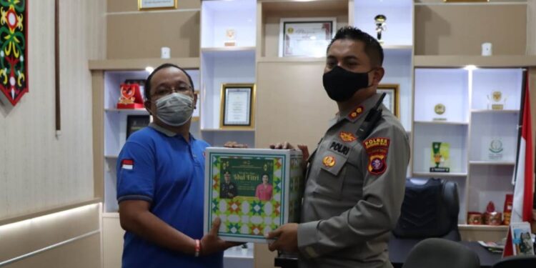 Kapolres Gumas AKBP Irwansah saat menyerahkan bingkisan lebaran kepada Ketua PWI Gumas Popy Octovery di ruang kerjanya, Selasa (26/4/2022). (IST)