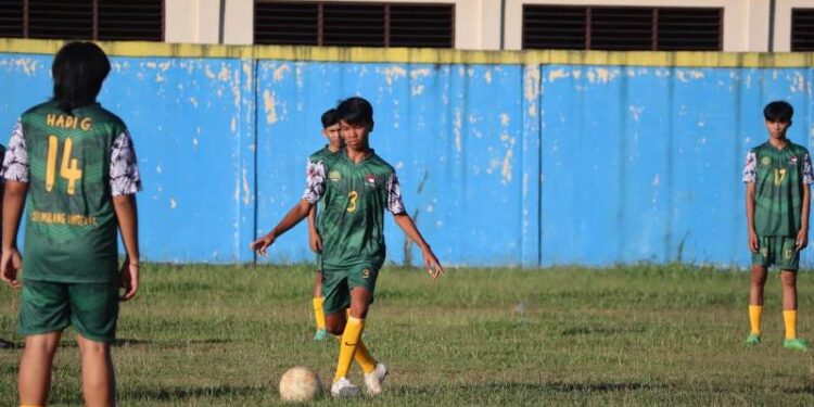 Siswa SSB Isen Mulang United FC berlatih di Lapangan Isen Mulang Kuala Kurun, Selasa (26/4/2022). (Foto : Polres Gumas)