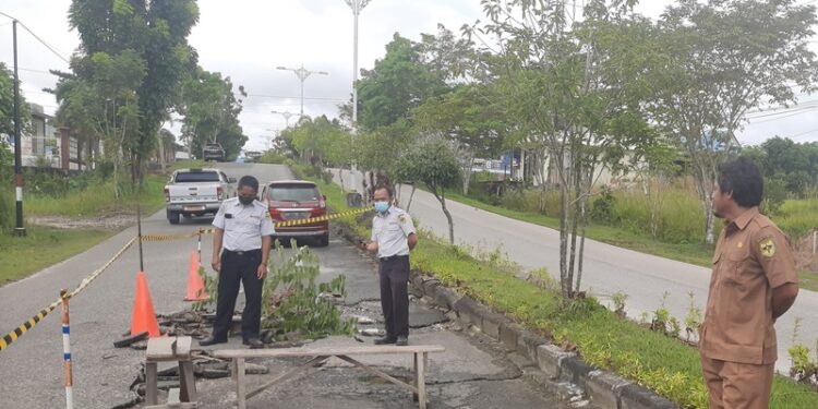 Jalan Suprapto Kuala Kurun rusak akibat hujan deras dan luapan air Sungai Nyaharum, Senin (9/5/2022). (MASAPNEWS/GCM)