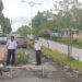 Jalan Suprapto Kuala Kurun rusak akibat hujan deras dan luapan air Sungai Nyaharum, Senin (9/5/2022). (MASAPNEWS/GCM)
