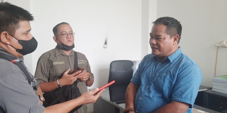 Anggota DPRD Kabupaten Gumas, Untung Jaya Bangas (kanan) memberi keterangan kepada awak media di Kuala Kurun, Selasa (10/5/2022). (MASAPNEWS/GCM)