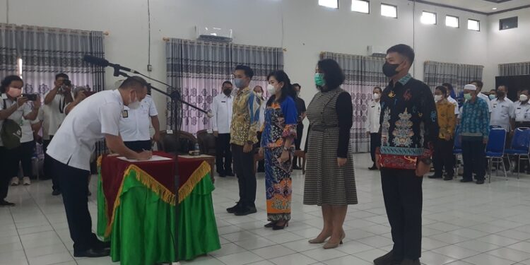 Bupati Gunung Mas Jaya S Monong mengukuhkan pengurus Forum Kabupaten Gunung Mas Sehat 2022 di Kuala Kurun, Rabu (18/5/2022). (MASAPNEWS/GCM)