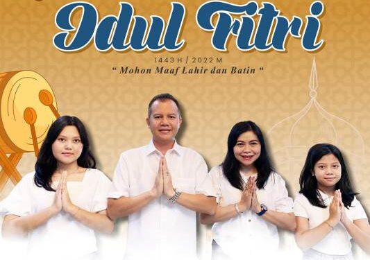 Bupati Gumas Jaya S Monong bersama istri dan dua buah hatinya. (Foto : Facebook@Sobat Muda Jaya)