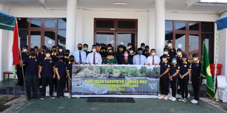 Wakil Bupati Gumas Efrensia LP Umbing bersama sejumlah pejabat dan kontingen FBIM kabupaten. (Foto : Diskominfosantik Kabupaten Gumas)
