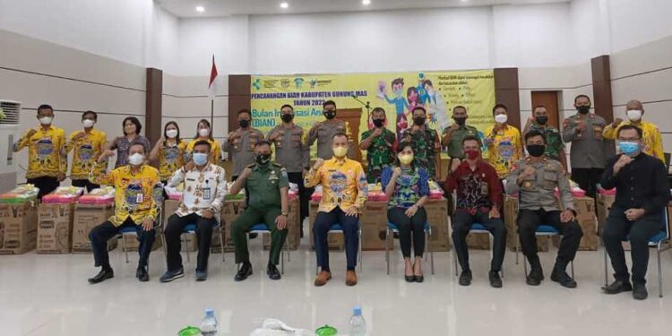 Bupati Gumas Jaya S Monong dan lainnya bersama para penerima penghargaan berfoto bersama di Kuala Kurun, Kamis (19/5/2022). (Foto : Diskominfosantik Kabupaten Gumas)