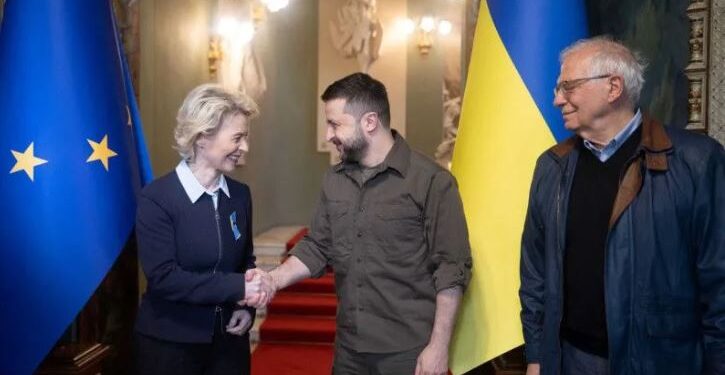 Presiden Ukraina Volodymyr Zelenskiy menyambut Presiden Komisi Eropa Ursula von der Leyen dan Perwakilan Tinggi Uni Eropa untuk Urusan Luar Negeri dan Kebijakan Keamanan Josep Borrell saat serangan Rusia ke Ukraina berlanjut, di Kyiv, Ukraina, Jumat (8/4/2022). (ANT/IST)