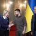 Presiden Ukraina Volodymyr Zelenskiy menyambut Presiden Komisi Eropa Ursula von der Leyen dan Perwakilan Tinggi Uni Eropa untuk Urusan Luar Negeri dan Kebijakan Keamanan Josep Borrell saat serangan Rusia ke Ukraina berlanjut, di Kyiv, Ukraina, Jumat (8/4/2022). (ANT/IST)