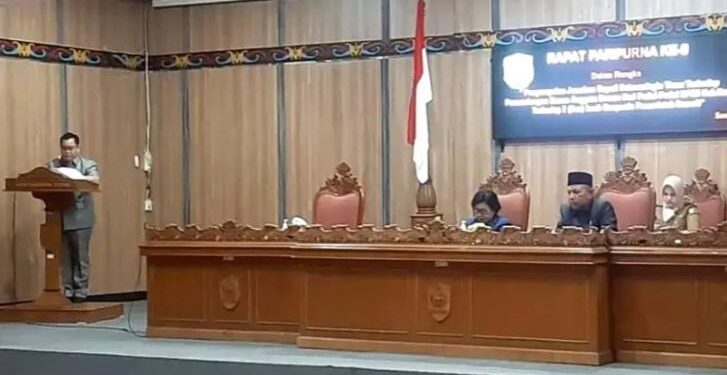 Bupati Halikinnor hadir dalam rapat paripurna DPRD terkait Raperda tentang Penyelenggaraan Perpustakaan dan Raperda tentang Air Limbah Domestik, Senin (9/5/2022). (ANT/IST)