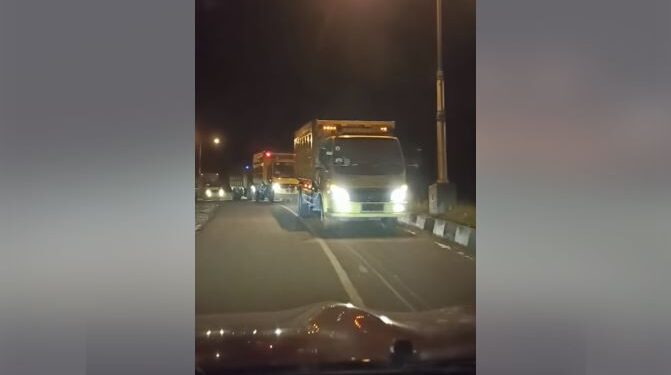 Truk angkutan PBS ketika melintas di jalan Kurun Seberang dengan melawan arus, Sabtu (7/5) malam. (ISTIMEWA)