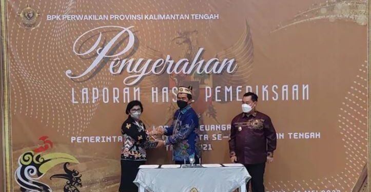 Ketua DPRD Rinie dan Bupati Halikinnor bergantian menerima dokumen laporan hasil pemeriksaan keuangan pemerintah daerah dari Ketua BPK RI Perwakilan Kalteng Agus Priyono di Palangka Raya, Jumat (13/5/2022). (ANT)