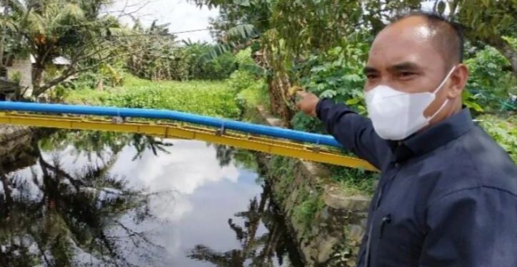 Foto dokumentasi - Anggota DPRD Kotawaringin Timur dari daerah pemilihan Kecamatan Mentawa Baru Ketapang, Bima Santoso meninjau upaya penanganan banjir di Sampit, Kamis (27/5/2021) lalu. (ANT)