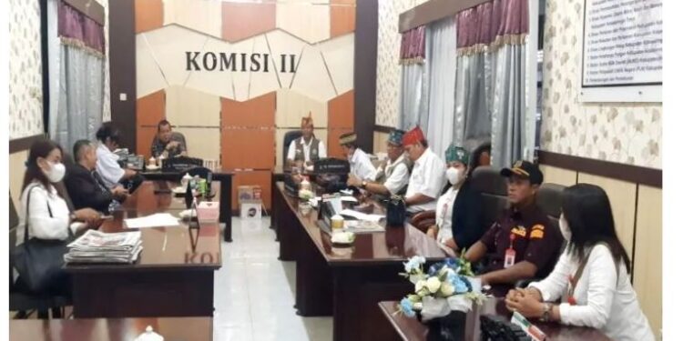 Pengurus Apkasindo Kotawaringin Timur diterima pimpinan dan anggota Komisi II DPRD setempat saat menyampaikan aspirasi di Sampit, Selasa (17/5/2022). (ANT/IST)