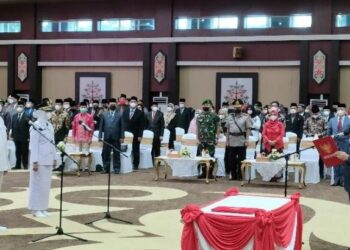 Gubernur Kalimantan Tengah Sugianto Sabran melantik Penjabat Bupati Kotawaringin Barat Anang Dirjo dan Penjabat Bupati Barito Selatan Lisda Arriyana di Aula Jayang Tingang, Palangka Raya, Minggu. (ANT)