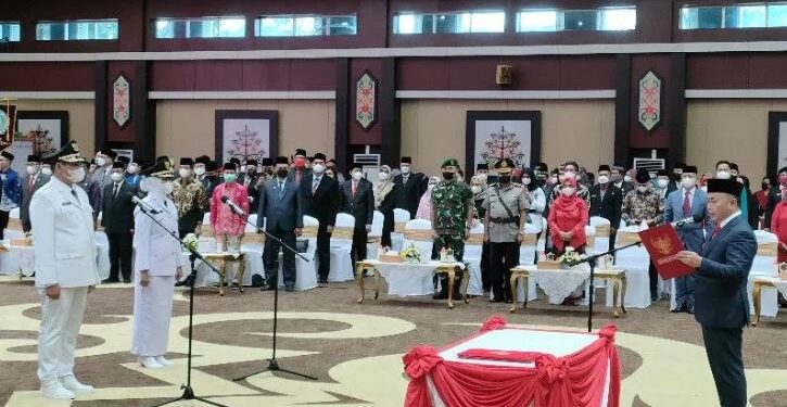 Gubernur Kalimantan Tengah Sugianto Sabran melantik Penjabat Bupati Kotawaringin Barat Anang Dirjo dan Penjabat Bupati Barito Selatan Lisda Arriyana di Aula Jayang Tingang, Palangka Raya, Minggu. (ANT)