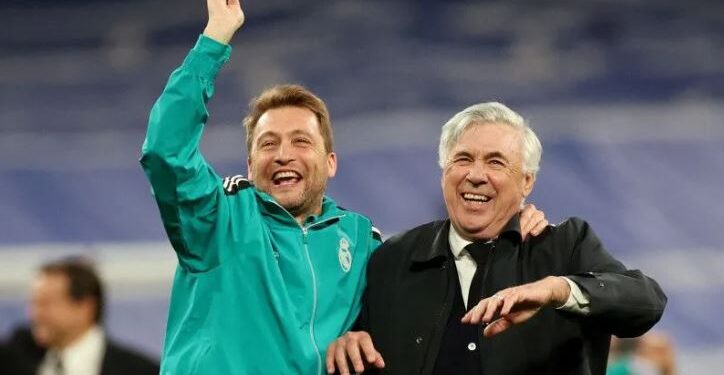 Pelatih Real Madrid Carlo Ancelotti (kanan) dan asisten pelatih Francesco Mauri merayakan keberhasilan tim mereka mencapai final Liga Champions setelah mengalahkan Manchester City dalam leg kedua semifinal di Santiago Bernabeu, Madrid, 4 Mei 2022. (ANT/Action Images via Reuters/CARL RECINE.)