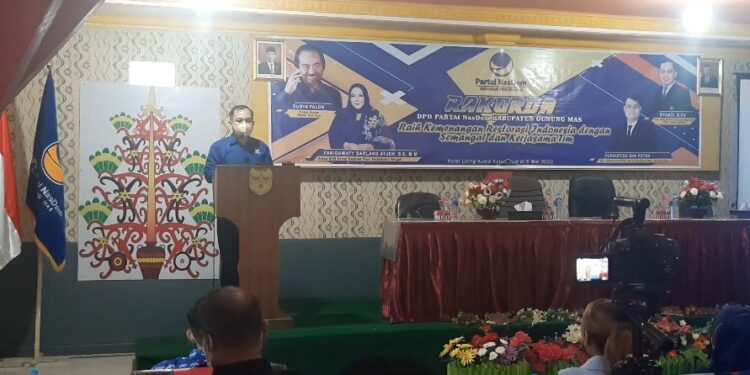 Plt Ketua DPD Partai NasDem Kabupaten Gumas, Evandi menyampaikan laporan saat Rakorda DPD Partai NasDem Gumas di Hotel Lising Kuala Kurun, Jumat (6/5/2022). (MASAPNEWS/GCM)