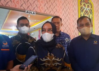 Ketua DPW Partai NasDem Provinsi Kalteng Faridawati Darlan Atjeh didampingi Ketua DPD Partai NasDem Kabupaten Gumas Evandi (kanan) dan lainnya memberi keterangan kepada awak media, usai membuka rakorda di Kuala Kurun, Jumat (6/5/2022). (MASAPNEWS/GCM)