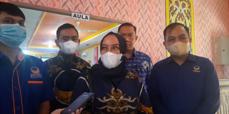 Ketua DPW Partai NasDem Provinsi Kalteng Faridawati Darlan Atjeh didampingi Ketua DPD Partai NasDem Kabupaten Gumas Evandi (kanan) dan lainnya memberi keterangan kepada awak media, usai membuka rakorda di Kuala Kurun, Jumat (6/5/2022). (MASAPNEWS/GCM)