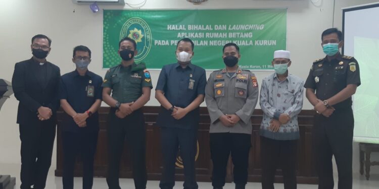 Ketua Pengadilan Negeri Kuala Kurun Bukti Firmansyah saat fhoto bersama dengan para unsur perwakilan Forkopimda setempat beserta undangan lainnya, Selasa (11/4/2022).