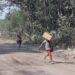 Anak-anak dibawah umur ini sedang menunggu pemberian dari supir truk dan kendaraan umum yang sedang melintas. (fhoto: Heriyadi)