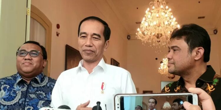 Presiden Joko Widodo (tengah) didampingi Presiden Konfederasi Serikat Pekerja Seluruh Indonesia (KSPSI) Andi Gani Nuwa Wea (kiri) dan Presiden Konfederasi Serikat Pekerja Indonesia (KSPI) Said Iqbal memberikan keterangan kepada wartawan usai melakukan pertemuan di Istana Bogor, Jawa Barat, Senin (30/9/2019). Pertemuan presiden dengan pimpinan konfederasi buruh tersebut membahas kondisi investasi dan ketenagakerjaan. (MASAPNEWS/ANT)