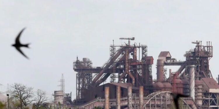 Burung terbang di dekat pabrik Azovstal Iron and Steel Works selama konflik Ukraina-Rusia di kota pelabuhan selatan Mariupol, Ukraina, Jumat (29/4/2022). (MASAPNEWS/ANT/REUTERS)