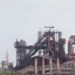 Burung terbang di dekat pabrik Azovstal Iron and Steel Works selama konflik Ukraina-Rusia di kota pelabuhan selatan Mariupol, Ukraina, Jumat (29/4/2022). (MASAPNEWS/ANT/REUTERS)