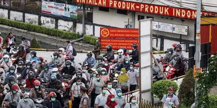 Dokumentasi. Buruh keluar dari pabrik di kawasan Aloha, Gedangan, Sidoarjo, Jawa Timur, Senin (22/11/2021). (MASAPNEWS/ANT)
