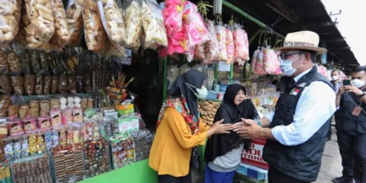 Gubernur Jawa Barat M Ridwan Kamil saat singgah di sentra penjualan kerupuk kulit pinggir jalan di kawasan Lingkar Luar Nagreg Kabupaten Bandung, Jumat (6/5/2022). (MASAPNEWS/ANT/HO-Humas Pemda Jabar)